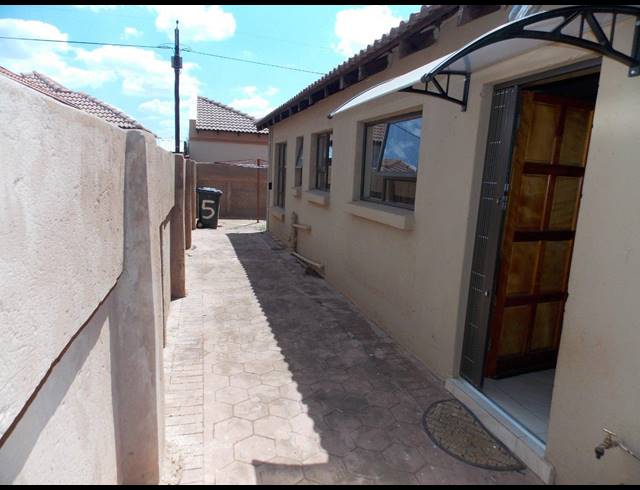 3 BEDROOM HOUSE SOLD IN THE ORCHARDS